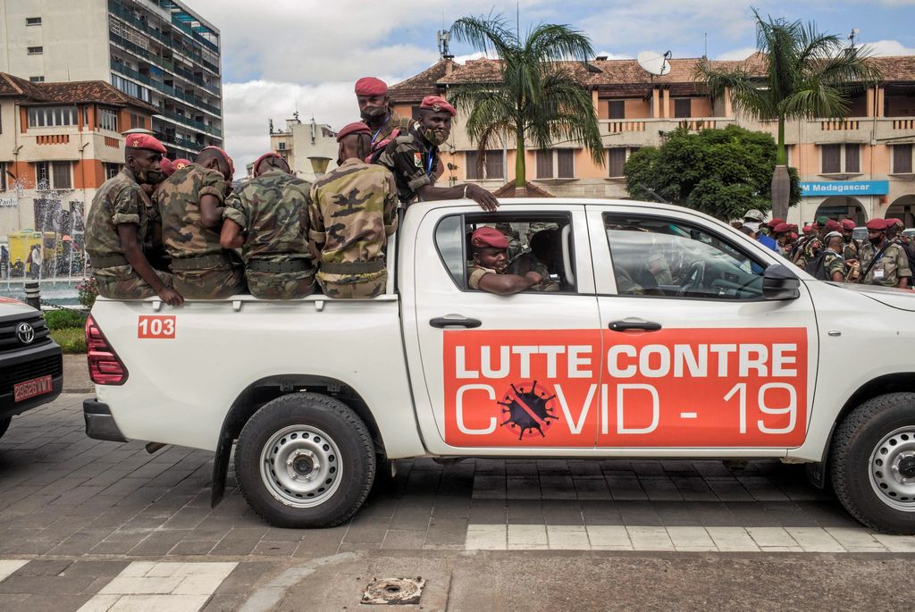 INSOLITEÀ Madagascar, l’armée offre à domicile une potion contre le COVID-19