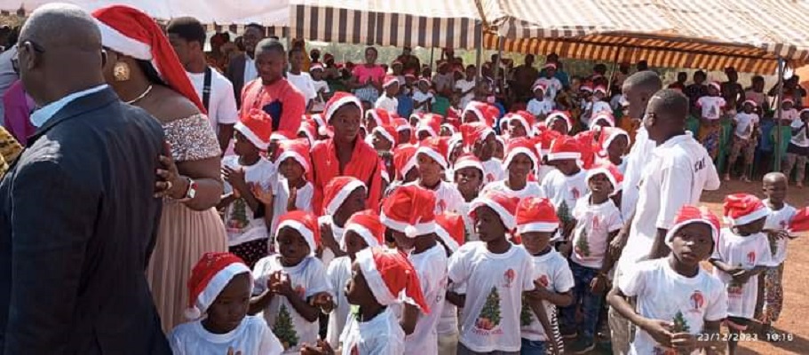 Arbre de noël : Nagaky Diarrassouba met du baume dans le cœur des enfants de Napié