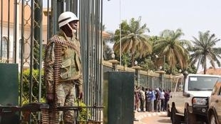 Crise politique en Guinée-Bissau : situation confuse, l'armée prend plusieurs institutions