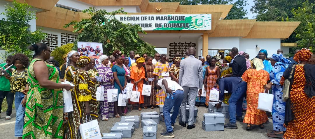 Bouaflé :  L'honorable Koné Adama offre des kits et une enveloppe de 625 000 FCFA aux 25 AVEC de femmes