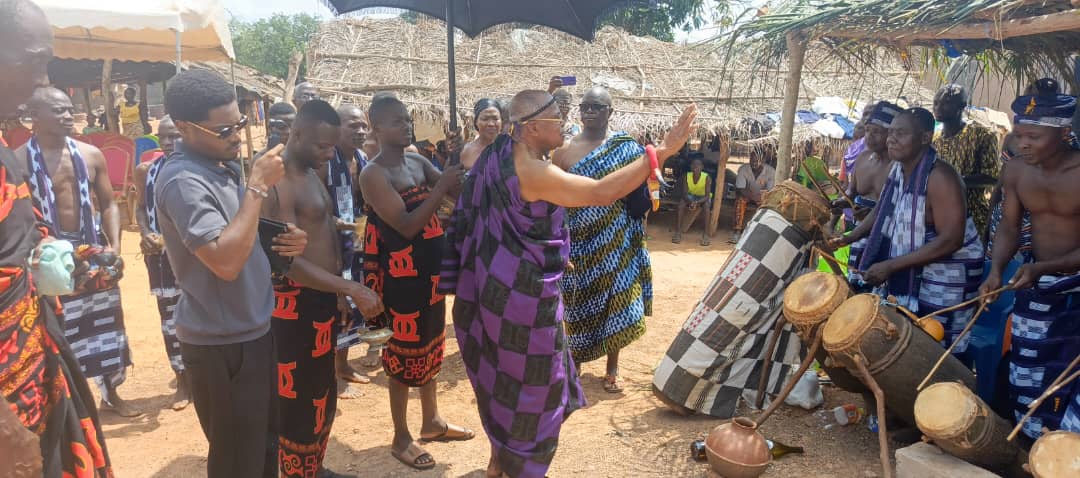OBSÈQUES DU CHEF DU VILLAGE DE PAKOUABO : SA MAJESTÉ NANAN N’DIA GEORGES KOFFI PLEURE SON GRAND FRÈRE